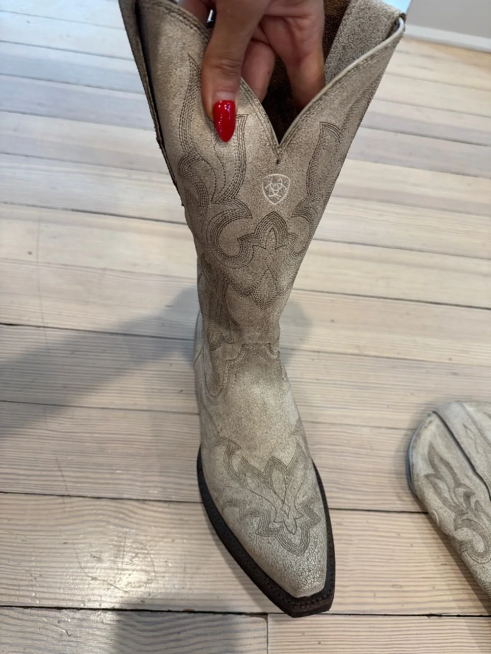 Ariat White Embroidered Western Cowboy Boots